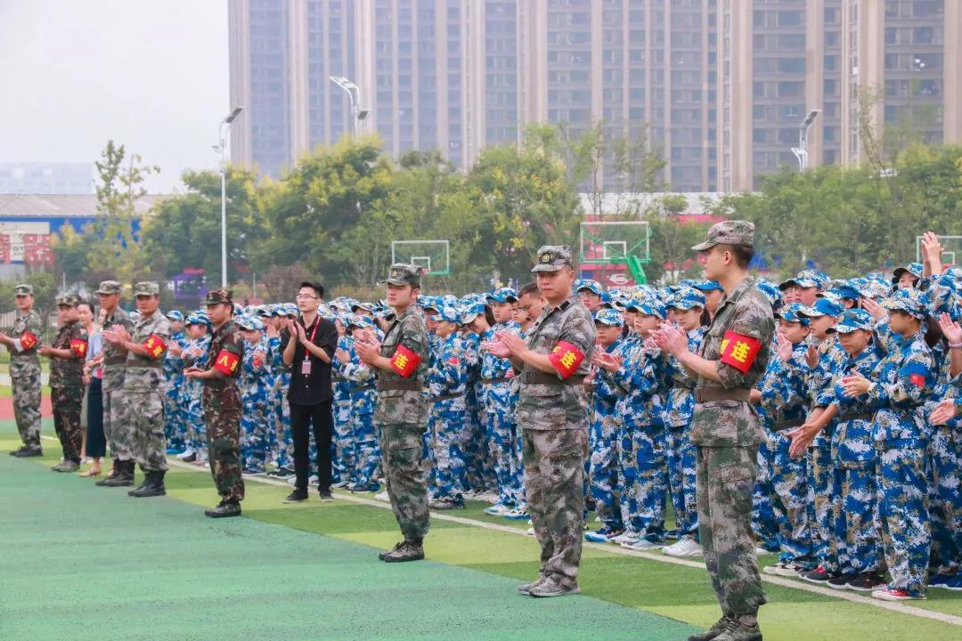 戎裝展英姿 學(xué)子揚(yáng)軍魂|北大培文蚌埠實(shí)驗(yàn)學(xué)校舉行2021級(jí)新生軍訓(xùn)開營(yíng)儀式